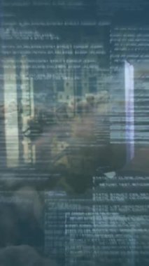 Afro-Amerikan erkek sunucu oda çalışanı üzerinde veri işleme animasyonu. Bulut hesaplama kavramı dijital olarak oluşturulmuş video.