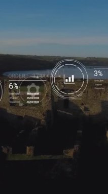 Şehir manzarası üzerindeki simgelerle veri işleme animasyonu. Küresel teknoloji, bilgisayar ve dijital arayüz kavramı dijital olarak oluşturulmuş video.