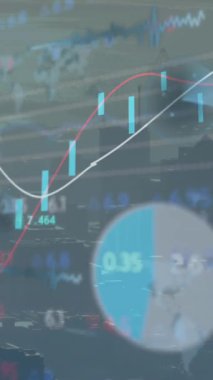 Şehir manzarası üzerinde veri işleme animasyonu. küresel iş ve dijital arayüz kavramı dijital olarak oluşturulmuş video.