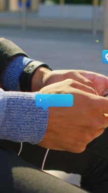Sosyal medya simgelerinin akıllı telefon kullanarak kişinin üzerine düşmesi. Sosyal medya ve iletişim konsepti dijital olarak oluşturulmuş video.