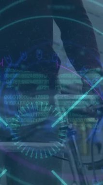 Afro-Amerikan iş adamı üzerinde veri işleme ve tarama animasyonu. küresel iş, bilgisayar ve dijital arayüz kavramı dijital olarak oluşturulmuş video.