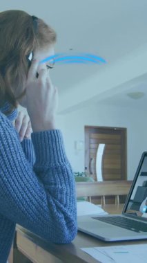 Telefon kulaklığı ve dizüstü bilgisayar kullanan iş kadını üzerinde biyometrik parmak izi animasyonu. küresel çevrimiçi güvenlik, veri işleme, dijital arayüz ve teknoloji konsepti dijital olarak oluşturulmuş video.