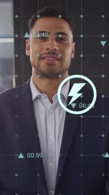 Ofiste gülümseyen sıradan bir iş adamı için ekoloji ikonları ve veri işleme animasyonları. Teknoloji, iş ve dijital arayüz kavramı dijital olarak oluşturulmuş video.