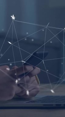 Akıllı telefon kullanan beyaz kadın üzerinde para birimi işaretleri, ağ ve veri işleme animasyonları. Küresel finans, iş, bağlantılar, hesaplama ve veri işleme kavramı dijital olarak oluşturulmuş video.