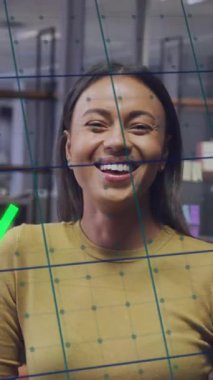 Ofiste gülümseyen iş kadınının veri işleme animasyonu. Küresel iş ve dijital arayüz kavramı dijital olarak oluşturulmuş video.