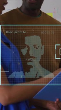 Ofisteki çeşitli iş adamları üzerinde biyometrik fotoğrafların ve veri işlemenin animasyonu. Küresel finans, iş, bağlantılar, hesaplama ve veri işleme kavramı dijital olarak oluşturulmuş video.