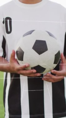 Stadyumdaki çeşitli futbolcuların oyun planları. Küresel spor ve dijital arayüz kavramı dijital olarak oluşturulmuş video.