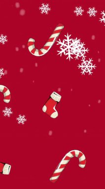 Kırmızı arka planda kar yağan şeker kamışları ve Noel çoraplarının canlandırılması. Noel kutlaması konsepti dijital olarak oluşturulmuş görüntü.