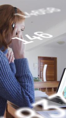 Arka plandaki video konuşmasında dizüstü bilgisayarla kadınların işlem yaptığı numaraların animasyonu. Dijital arayüz küresel bağlantı ve dijital olarak oluşturulan iletişim konsepti.