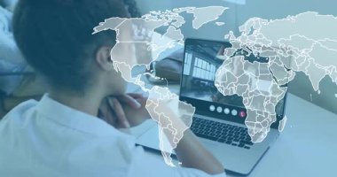 Uzaktan kumandalı iş görüşmesine katılan kadın, küresel bağlantıyı gösteren bir dizüstü bilgisayarla örtüşüyor. İşbirliği, teknoloji, ağ, iletişim, profesyonel, dijital, stratejik