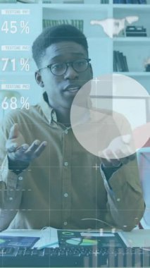 Afrika kökenli Amerikalı iş adamının finansal veri işleme çalışmalarının animasyonu. Küresel finans, iş, bağlantılar, hesaplama ve veri işleme kavramı dijital olarak oluşturulmuş video.