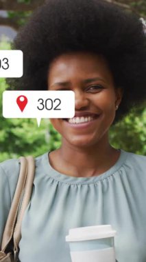 Elinde kahve tutan, hareketli sosyal medya simgeleriyle çevrili bir kadın. Dijital pazarlama, girişimci, yaratıcılık, teknoloji, sanal, yenilik