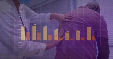 Doktor, hastanın sırtına steteskop yerleştiriyor ve solunumunu ölçüyor. Tıbbi muayene, sağlık izleme, teşhis, sağlık teknolojisi, profesyonel sağlık hizmetleri, klinik ortam, veri görselleştirme