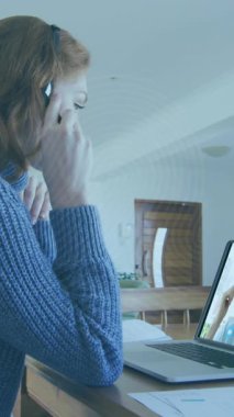 Telefon kulaklığı ve dizüstü bilgisayar kullanan iş kadını üzerinde biyometrik parmak izi animasyonu. küresel çevrimiçi güvenlik, veri işleme, dijital arayüz ve teknoloji konsepti dijital olarak oluşturulmuş video.