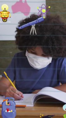 Okul eşyaları ikonlarının okulda maske takan çocuklar üzerinde canlandırılması. küresel covid 19 salgın, eğitim ve öğrenme konsepti dijital olarak oluşturulmuş video.