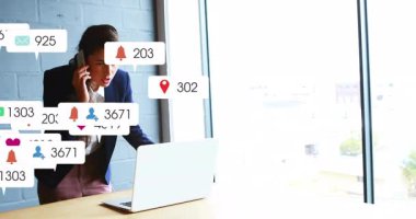 Bildirimler ekranı ele alırken dijital pazarlamacı akıllı telefondan arıyor. Profesyonel, teknoloji, kurumsal, modern, iletişim, kentsel, dinamik