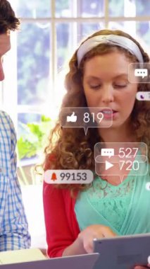 Tablet üzerinde tartışan farklı iş arkadaşlarının numaralarının ve bildirim simgelerinin değiştirilmesi. Dijital bileşik, çoklu pozlama, ofis, takım çalışması, sosyal medya ve teknoloji kavramı.