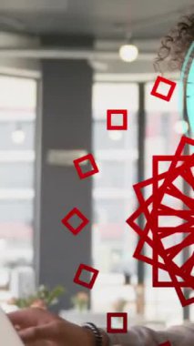 Dizüstü bilgisayar kullanarak iş adamının üzerinde hareket eden saatin animasyonu. küresel iş ve dijital arayüz kavramı dijital olarak oluşturulmuş video.