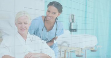 Hastaların arkasında durup gülümseyen hemşire sağlık eğilimlerini gösteren bir grafik oluşturuyor. Tıbbi, sağlık, tanı, sağlık, klinik, destekleyici, teknoloji