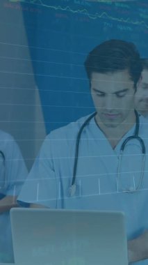 Çeşitli doktorlar üzerinde veri işleme animasyonu. küresel tıp, sağlık ve veri işleme kavramı dijital olarak oluşturulmuş video.