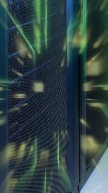 Bilgisayar sunucuları üzerinden veri işleme animasyonu. Küresel finans, iş, bağlantılar, hesaplama ve veri işleme kavramı dijital olarak oluşturulmuş video.