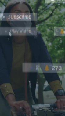 Medya simgelerinin yüz maskeli kadın üzerinde canlandırılması. Küresel iş ve dijital arayüz kavramı dijital olarak oluşturulmuş video.