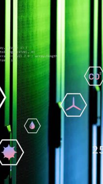 Bilgisayar sunucularında ekolojik simgelerin ve veri işlemlerinin animasyonu. Küresel finans, iş, bağlantılar, hesaplama ve veri işleme kavramı dijital olarak oluşturulmuş video.