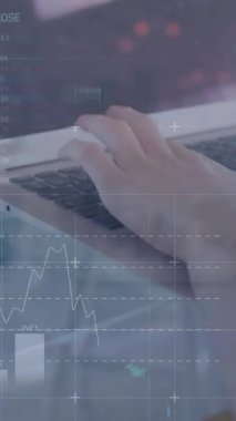 Bilgisayarı kullanan beyaz bir kadının ellerinde dosya ve veri işleme animasyonları. Bağlantı, veri, iş, işlem, dijital arayüz ve iletişim, dijital olarak oluşturulmuş video.