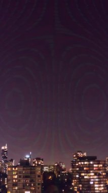 Şehir manzarası üzerinde yüzdesi olan bulutların animasyonu. küresel iş, finans, bağlantılar ve dijital arayüz konsepti dijital olarak oluşturulmuş video.