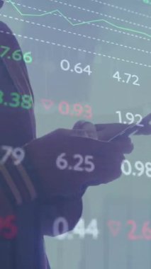 Bir adam akıllı telefonunu kullanıyor ve geceleri şehirde dolaşırken gülümsüyor. Küresel bağlantılar teknoloji veri işleme ve dijital arayüz konsepti dijital olarak oluşturulmuş video.