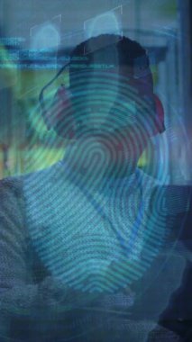 Afro-Amerikan erkek sunucu oda çalışanı kulaklıklarının üzerinde parmak izi animasyonu. Bulut hesaplama kavramı dijital olarak oluşturulmuş video.