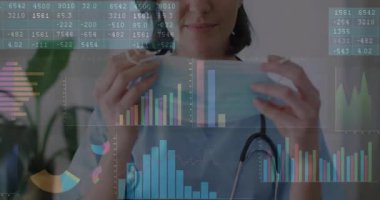 Sağlık çalışanı maske getiriyor ve veri grafikleri kayarken korunmak için çene altına ayarlıyor. Tıbbi, klinik, sağlık, profesyonel, koruyucu, hijyen, teşhis