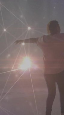 Sahildeki Afrikalı Amerikalı kadın üzerindeki bağlantı ağının animasyonu. Küresel spor ve dijital arayüz kavramı dijital olarak oluşturulmuş video.