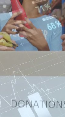 Depoda çalışan güler yüzlü gönüllülerin istatistik ve veri işleme animasyonları. küresel veri işleme, gönderme, dağıtım ve bağlantılar konsepti dijital olarak oluşturulmuş video.