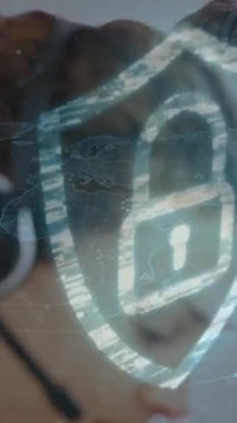 Güvenlik kilidinin animasyonu ve iş adamları üzerindeki bağlantı ağı. Dijital olarak oluşturulmuş küresel çevrimiçi güvenlik, bağlantılar, iş, finans ve veri işleme kavramı.