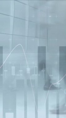 İş adamları üzerinde finansal veri işleme animasyonu. küresel iş, bağlantılar ve veri işleme kavramı dijital olarak oluşturulmuş video.