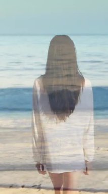 Sahile doğru yürüyen bir kadının dijital bileşimi. Ön planda dalgalar var.