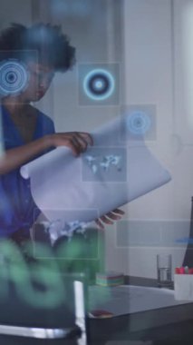 Afro-Amerikan iş kadınının ofisindeki veri işleme ve dürbünün animasyonu. Küresel iş, dijital arayüz, hesaplama ve veri işleme kavramı dijital olarak oluşturulmuş video.