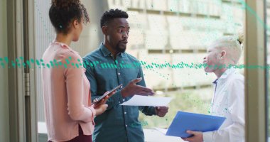 Ofisteki cam duvarda kağıt tablet ve klasörle veri işaretlerini tartışan bir iş adamı. İşbirliği, yenilik, takım çalışması, modern, profesyonellik, iletişim, analitik