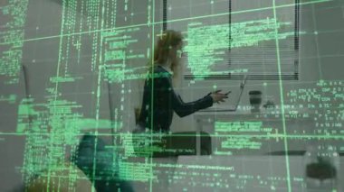 Yazılım geliştiricisi akıllı telefonu alıyor ve yeşil kod ile kodlama yaparken telefon görüşmesi yapıyor. Teknoloji, üretkenlik, birlikte çalışma, modern, arayüz, iletişim, yenilik