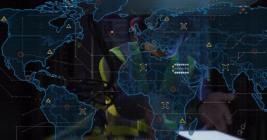 Teknik ekip iki elini de tabletle tarama ağı ölçümlerini etkinleştiren masa üzerinde dinlendiriyor. Teknoloji, yenilik, siber güvenlik, dijital bağlantı, arayüz, fütüristik