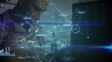 Analiz için holografik veri ağı oluşturan bir atölyede teknisyen tablet ekranı araklıyor. Teknoloji, yenilik, görselleştirme, veri, dijital, fütüristik, endüstriyel