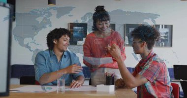 İş dünyasına giren ve liderlik eden bir kadın, çizelgeleri inceleyen meslektaşlar veriler azalıyor. İşbirliği, takım çalışması, analitik, profesyonel, veri görselleştirme, modern ofis, beyin fırtınası