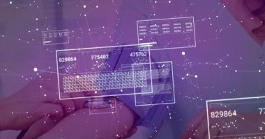 Sağlık sigortası uzmanı yerleştirme ve BP kelepçelerini şişirme, dijital panellerde güncellenen biyometrik çizelgeleri gösteriyor. Tıbbi, teknoloji, veri, analiz, kesinlik, yenilik, klinik