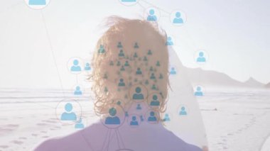 Olgun sörfçü, mavi teknoloji simgelerinin okyanus üzerinde sürüklenişini seyrederek bağlantı kuruyor. Teknoloji, iletişim, dijital, yenilik, bağlantı, soyutlama, doğa