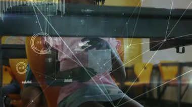 Öğrenci tableti indirirken ve kitabı açıklarken okul ağı da kurşun kalemle yazıya rehberlik ediyor. Eğitim, işbirliği, dijital öğrenme, sınıf, gençlik, yenilik, odaklanma