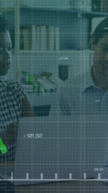 Çizgi grafiğinin animasyonu ve değişik meslektaşların dizüstü bilgisayarla tartıştığı numaraların değiştirilmesi. Dijital bileşim, iş dünyası, rapor, grafik, finans, ilerleme, takım çalışması, teknoloji, ofis.