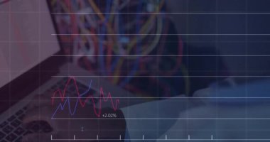 Bilgisayardaki izleme ağındaki şebekelerin zayıfladığını ve çizelgelerin animasyonunu izleyen kablolar arasında bilişim teknisyeni. Teknoloji, analitik, dijital, veri görselleştirme, ağ oluşturma, çalışma alanı, profesyonel