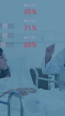 Hastanedeki hastalarla konuşan çeşitli doktorların veri işleme ve diyagramlarının animasyonu. Tıp ve dijital arayüz kavramı dijital olarak oluşturulmuş video.