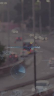 Şehir trafiğinin hava görüntüsüne karşı veri işleme animasyonu. Bilgisayar arayüzü ve iş teknolojisi kavramı